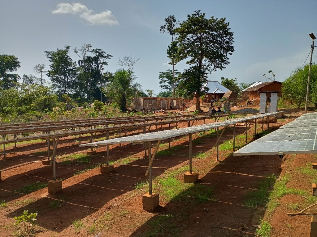 Centrale solaire alimentant le village de Voundou (région Centre, Cameroun), opérée par l’entreprise privée REIc