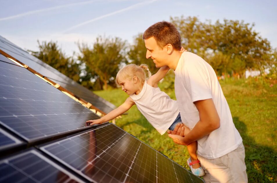 Un père et sa fille devant un panneau solaire ©Getty - Andriy Onufriyenko