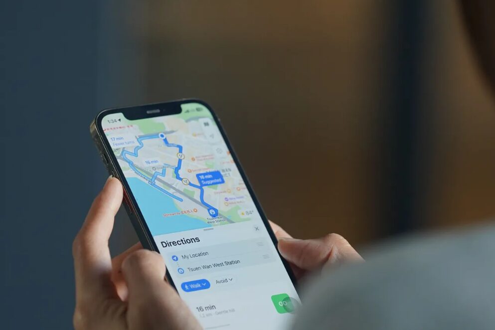 Une femme utilise l'application Google Maps pour déterminer son chemin, en Chine, en 2024. ©Getty - Serene Lee/SOPA Images/LightRocket