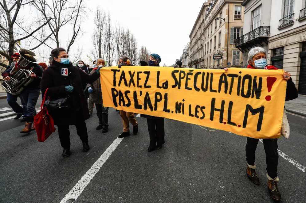 Manifestants en défense du logement social à Paris en 2021 ©AFP - Sameer Al-DOUMY