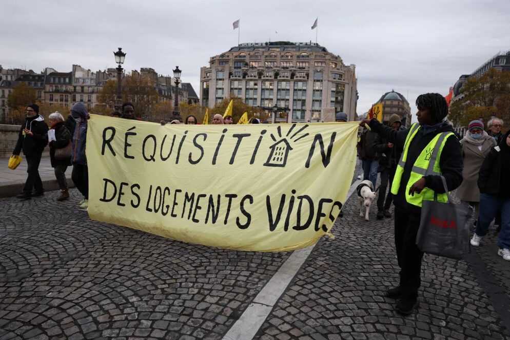 Manifestation organisée par l'association " droit au logement", le 27 novembre 2022 à Paris ©AFP - Thomas Samson