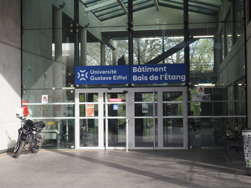 Photo Entrée Bâtiment Bois de l'étang - Lucie Leprince