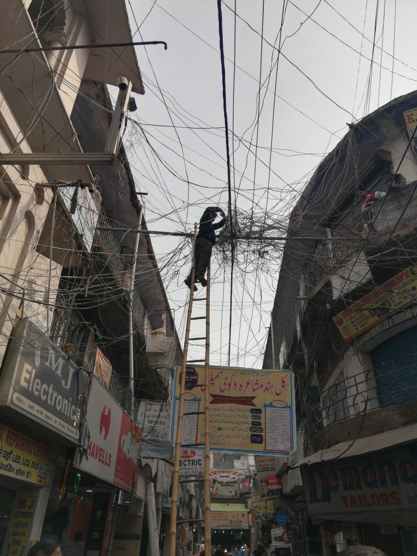 Photo d'un technicien qui travaille sur des fils électriques , photo de Bérénice Girard
