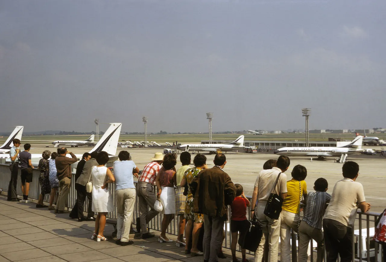 Terrasse de l'aéroport de Paris-Orly Crédit Getty - Michael SERRAILLIER Gamma-Rapho