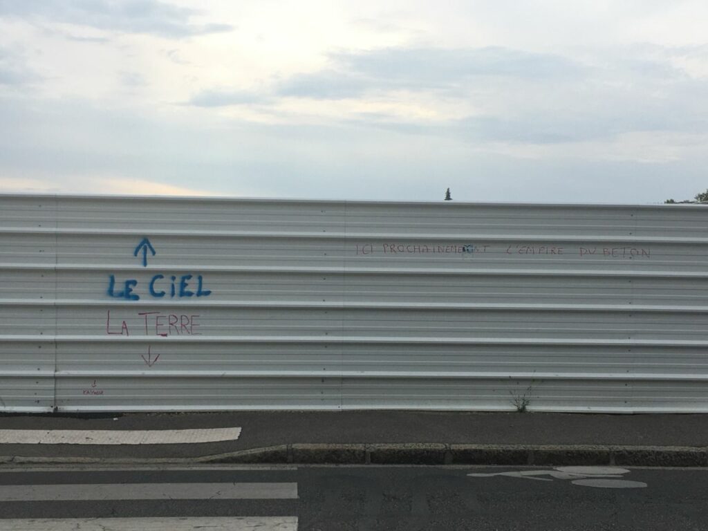 Image d 'une barrière avec un tag "le ciel" avec une flèche vers le haut, et un autre tag "la terre" avec une flèche vers le bas