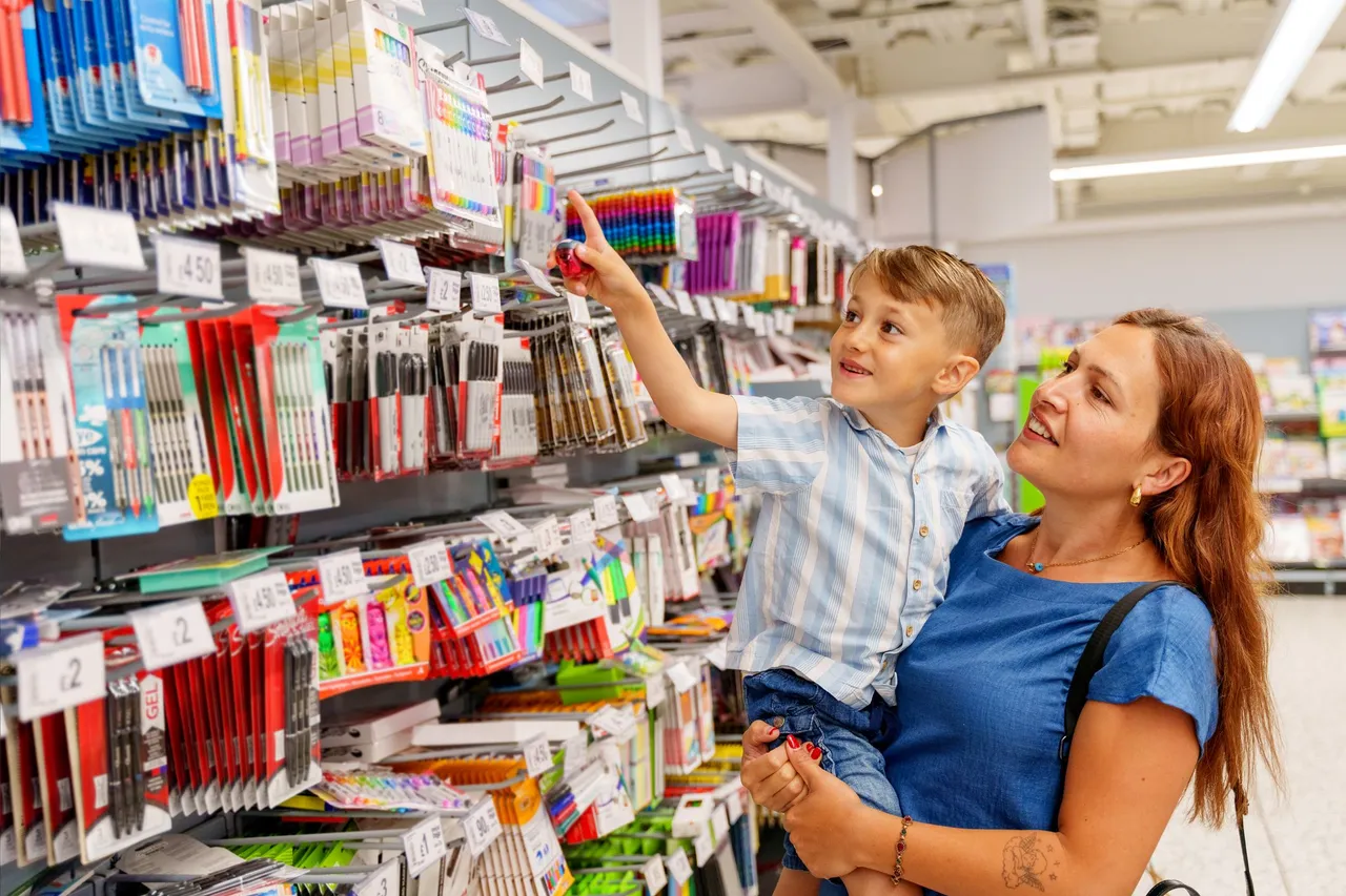 La rentrée de septembre est une échéance déterminante pour le budget des familles françaises. ©Getty - Phynart Studio